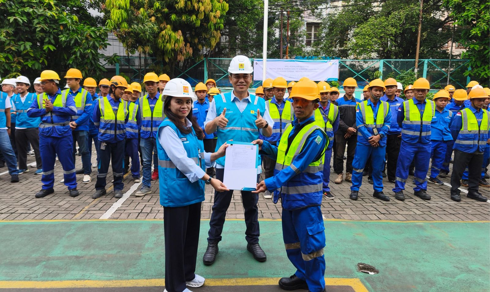 Serentak Nyalakan Terang! PLN UID Jakarta Raya Layani 1.100 Pelanggan Lewat Pasang Baru dan Tambah Daya